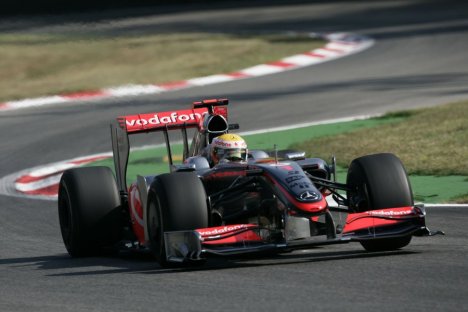 Lewis Hamilton nuppede pole fra sin gode ven Adrian Sutil